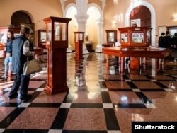 Posjetioci razgledaju drevne rukopise unutar Matenadarana.