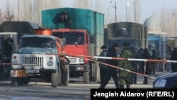 Караван с гуманитарным грузом из Узбекистана в анклав Сох проезжает райцентр Кадамжай, Кыргызстан