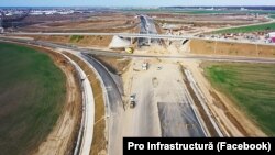 Compania greacă Aktor a transmis că stadiul lucrărilor a ajuns la 92%, în timp ce, conform CNAIR, acesta este de doar 80%.