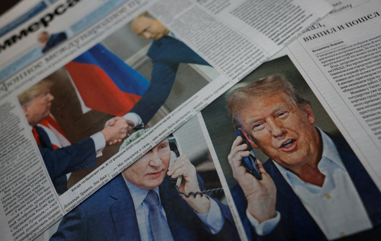 Ziare cu prima pagină dedicată convorbirii telefonice dintre președintele rus Vladimir Putin și președintele american Donald Trump sunt expuse pe 13 februarie 2025 la un chioșc de ziare pe o stradă din Moscova, Rusia. REUTERS/Maxim Shemetov/Ilustrație/Fotografie de arhivă/Fotografie de arhivă.