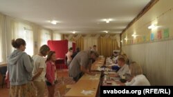 Галасаваньне на выбарчым участку ў Магілёве, 9 жніўня