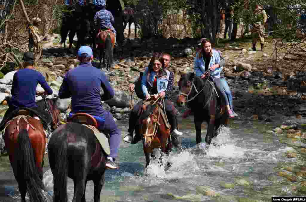 Наездники пересекают горный ручей на пути к месту проведения Игр. Девиз соревнований&nbsp;&ndash; "Едины силой, едины духом!".&nbsp;