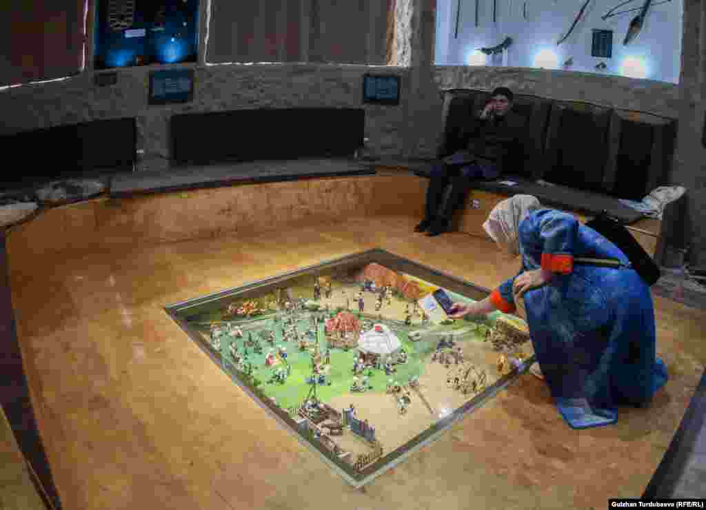 "Өнөр айылы", "Улуу көч", "Көк бөрү" деген миниатюралык композициялар 700гө жакын экспонаттан жасалган.&nbsp;