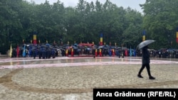 Oamenii așteaptă sosirea președintelui Nicusor Dan, după ce acesta a depus jurământul într-o ședință solemnă comună a celor două camere ale Parlamentului.