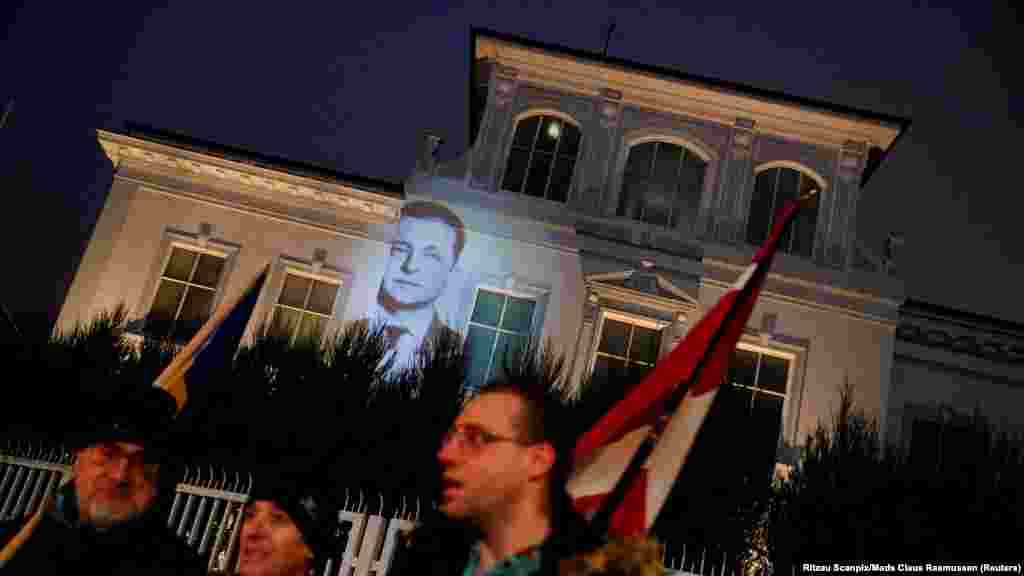 Протестиращи срещу руската агресия прожектират изображение на украинския президент Володимир Зеленски на фасадата на руското посолство в Копенхаген, Дания, февруари 2023 г.