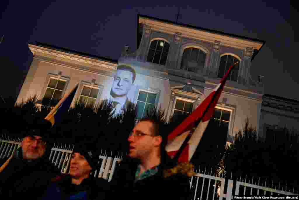 Februarie 2023, Danemarca - O imagine a președintelui ucrainean Volodimir Zelenski e proiectată pe sediul Ambasadei Rusiei în Danemarca.
