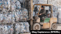 O companie privată din Chișinău sortează acum deșeurile municipale și reciclează plasticul. 