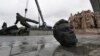 Un monument sovietic dedicat prieteniei dintre națiunea rusă și cea ucraineană a fost demolat de autoritățile de la Kiev pe data de 26 aprilie 2022.