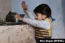 Abandonul școlar și analfabetismul este mai mare în rândul fetelor, mai ales în comunitățile etnice din România. Aici, doar 1 din 4 fetițe ajunge la creșă sau la grădiniță.