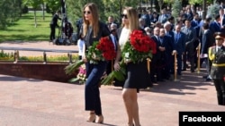 Младшая дочь первого президента Узбекистана Лола Каримова-Тилляева (слева) и его внучка Иман Каримова на открытии памятника Исламу Каримову в Ташкенте, 31 августа 2017 года. Фото из страницы Лолы Каримовой-Тилляевой в Facebook'е.