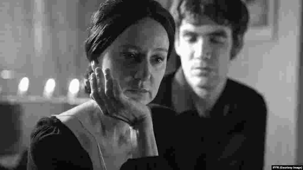 Герой немецкого фильма "Мое слепое сердце" страдает тяжелой генетической болезнью&nbsp;&ndash; синдромом Марфана. Свою мать он застрелит из ружья