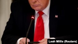 Уюкфонун чукулап отурган АКШ президенти Доналд Трамп.