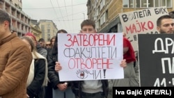 Протест на студенти пред ректоратот во Белград