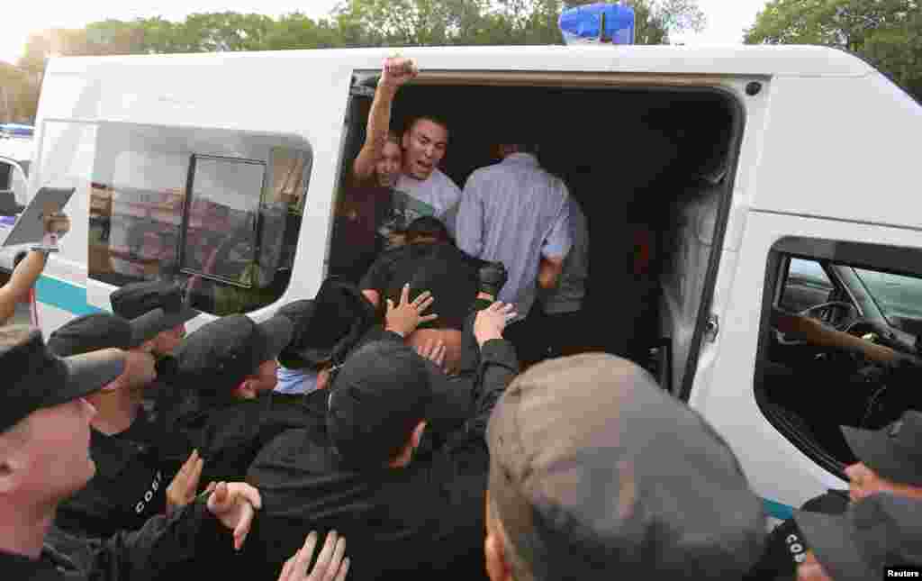 Ұсталғандардың кейбірі "бұл маңнан жай өтіп бара жатқандарын, ешқандай митингіге келмегендерін" айтса да, полиция олардың сөзіне құлақ аспады.&nbsp;