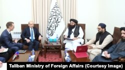 د طالبانو د بهرنیو چارو سرپرست وزیر امیر خان متقي په کابل کې د روسیې له سفیر دېمېتري ژېرنوف سره ګوري - د جولای درېیمې انځور. 