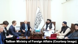 Takimi i ministrit të Jashtëm taliban, Amir Khan Muttaqi, me ambasadorin rus në Kabul, Dmitry Zhirnov.