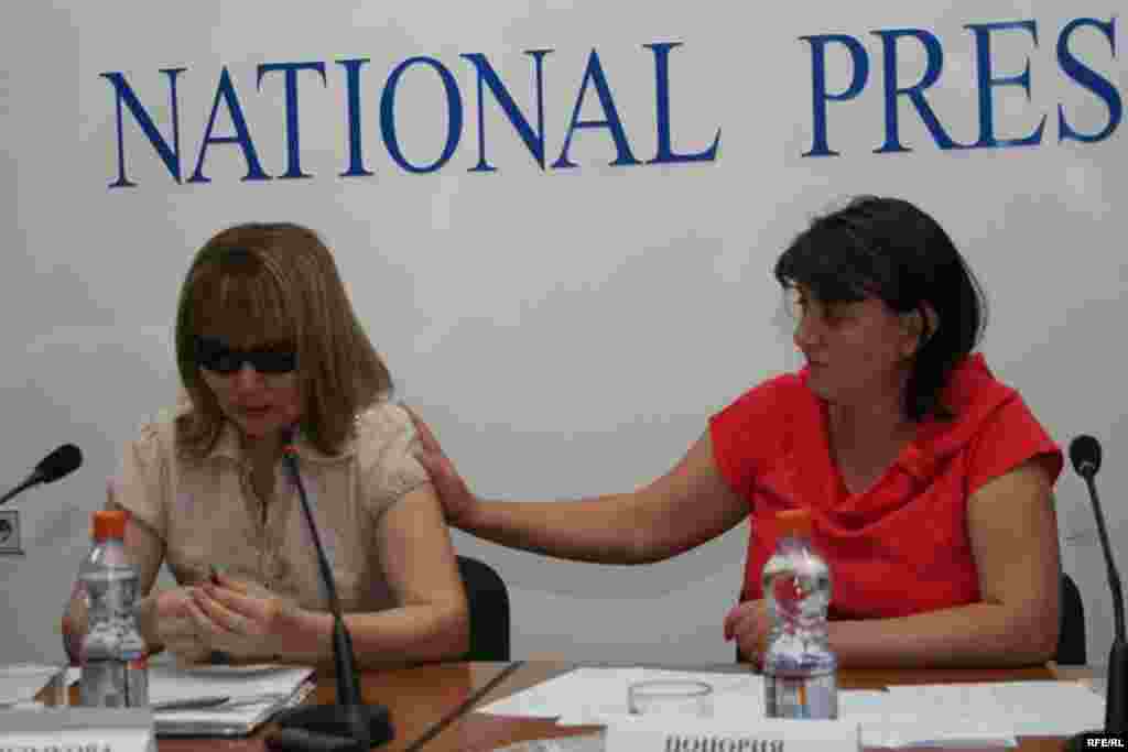 Марийка Цоцория баспасөз - мәслихатында жылап жіберген Сара Сағындықованы жұбатуда. Алматы, 24 маусым, 2009 жыл. - Полиция майоры Талғат Қыстаубаевтың әйелі Сара Сағындықова күйеуінің жемқорлық қылмыс жасады деп тұтқындалған Мұхтар Жәкішевтің күзетшісі болғандығын тек ҰҚК-де білген. Сара Сағындықованың сөзіне қарағанда, оның күйеуі Талғат Қыстаубаев мамырдың 24-і  кешке жұмысқа кеткеннен қайтып оралмаған. Келесі күні ол күйеуін іздегенмен таба алмаған, ал кешке ҰҚК қызметкерлері келіп, Талғат Қыстаубаевтың ұсталғандығы туралы қағаз көрсеткен. Одан кейін олар пәтерді тінтіп, келесі күні өзінен де жауап алған.  