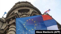 Знамиња на ЕУ и на Србија