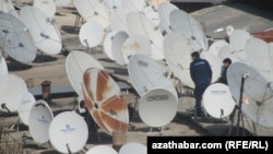 Aşgabadyň ýaşaýyş jaýlaryndan çanak antennalary aýrylýar.