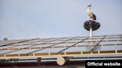 Күн нурунан электр жарыгын алган панелдер.  