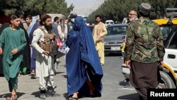 آرشیف، شماری از افراد وابسته به طالبان و یک زن در شهر کابل