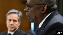 Sekretari i Shtetit i SHBA-së, Antony Blinken, shikon derisa sekretari i Mbrojtjes, Lloyd Austin, dëshmon para Komisionit të Kongresit në Kapitol Hill, Uashington DC,  31 tetor 2023.