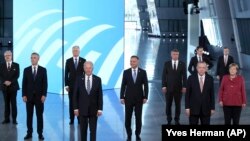 Presidenti i SHBA Joe Biden, në qendër të majtë, qëndron me krerët e tjerë të shteteve të NATO-s gjatë samitit të NATO-s në selinë e NATO-s në Bruksel, 14 qershor 2021. 