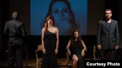 Сцена од претставата „Да го поздравиш и да ми го бациш“ 