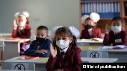 Бишкектеги мектептердин бири. 1-класстын окуучулары. 