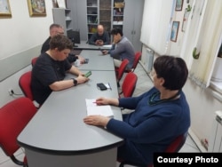 "Наша газета" басылымының журналистері редакция жиынында отыр