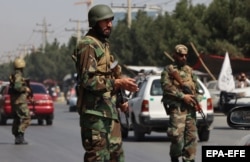 نیروهای طالبان در لباس ارتش افغانستان در یک استگاه بازرسی در کابل