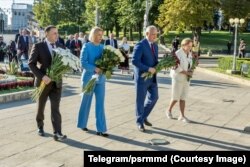 Opoziția pro-rusă - Vasile Tarlev, Irina Vlah, Igor Dodon și Zinaida Greceanîi - depunând flori la monumentul lui Ștefan Cel Mare, de Ziua Independenței