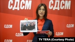 Портпаролката на СДСМ Битола, Невена Димовска, покажува фотографија на која е заокружена активистиката Драгана Спасевска