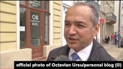 Octavian Ursu are 52 de ani, s-a născut la București, unde a absolvit școala și Conservatorul, și a emigrat în Germania în 1990