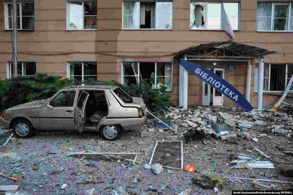 Hyrja e një librarie në Kiev më 6 qershor. Dronët dhe raketat ruse kanë shënjestruar vazhdimisht hapësira të civilëve, prej kur ka nisur lufta në shkurt të vitit 2022. 