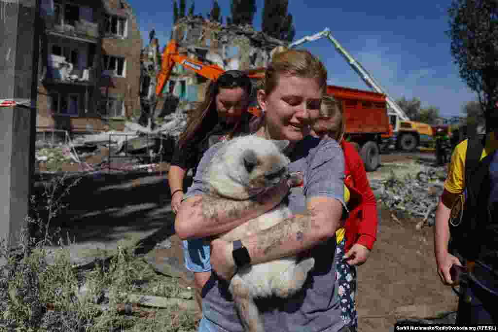 Të mbijetuarit e sulmit rus u larguan nga rrënojat e shtëpive të tyre me pak gjësende, disa duke mbajtur në duar kafshët e tyre shtëpiake.