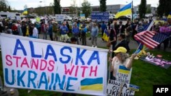 Manifestanți în sprijinul Ucrainei la Anchorage, Alaska, în ajunul întâlnirii din 15 august dintre președinții SUA și Rusiei.