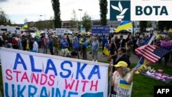Demonstruesit valëvisin flamuj dhe mbajnë një banderolë në mbështetje të Ukrainës përgjatë një autostrade në Alaskë, në prag të takimit më 15 gusht midis presidentëve të SHBA-së dhe Rusisë.