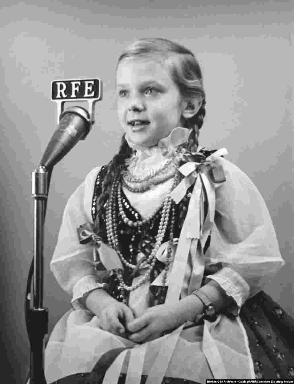 Поляк қызы коммунистік тәртіпте өмір сүретін отандастары мен әйелдерге үндеу жолдап отыр.Азат Еуропа мен Азаттық радиосы жаңалықтармен бірге кейін шыққан музыкаларды, хабар таратылатын елдердің тілінде әзірленген мәдени бағдарламаларды қойып отыратын.