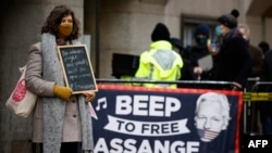 Лондондогу соттун алдына Жулиан Ассанджды колдоп келгендер, 4-январь, 2021-жыл. 
