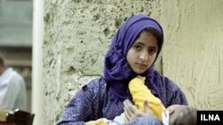 په ایران کې یوه وړوکې مور له خپل ماشوم سره