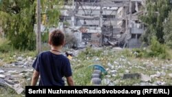 Украина Орусия ага каршы согуш баштагандан бери кеминде 20 миңдей баланы мажбурлап алып кеткенин билдирип келет.