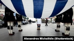 اعضای گارد ریاست‌جمهوری ترکیه در جریان برگزاری بزرگداشت یکصدمین سالگرد آزادی تسالونیکی از امپراطوری عثمانی در اکتبر ۲۰۱۲