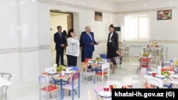 Azərbaycanın Birinci xanımı Mehriban Əliyeva Xətai rayonundakı 3 nömrəli uşaq evində təmirdən sonra yaradılan şəraitlə tanış olur. 2016