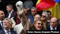 Diana Șoșoacă în momentul depunerii candidaturii la alegerile prezidențiale din 2024, candidatură care a fost respinsă de Biroul Electoral Central. 