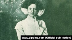 Зинаида Гиппиус дома в своем кабинете, 1903 год