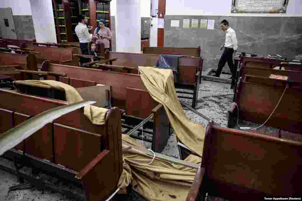 Ljudi gledaju oštećenu vjersku školu nakon iranskog napada u centralnom Izraelu, 16. juna.