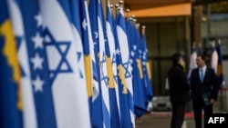 Flamuj të Kosovës dhe të Izraelit gjatë një ceremonie në Ministrinë e Jashtme, Prishtinë, shkurt 2021