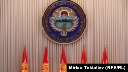 Кыргызстандын мамлекеттик герби жана туусу.  Иллюстрациялык сүрөт.