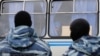Орусиянын полициясы жана аларды автобустан карап турган мигрант. Иллюстрациялык сүрөт.